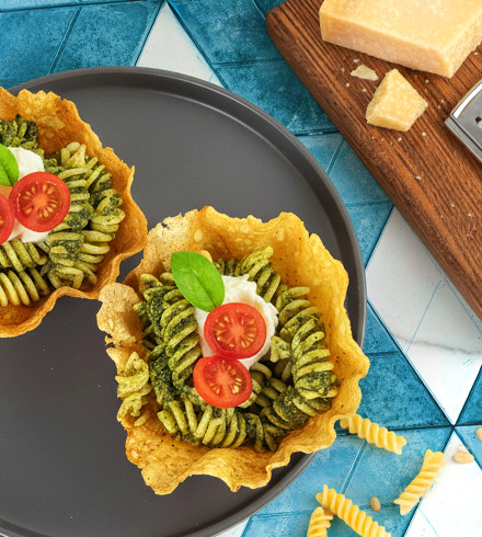 Canastas de queso rellenas con pasta