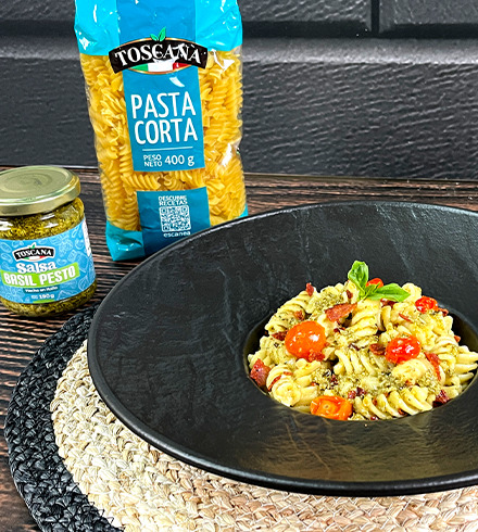 Pasta con pesto y burrata