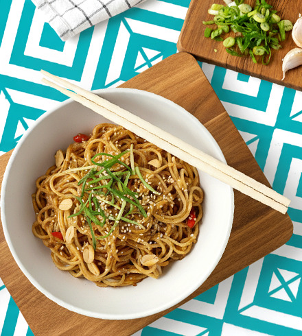 Spaghetti en salsa de soya y maní