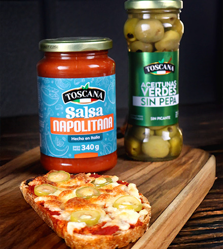 Tostadas con salsa napolitana y aceitunas